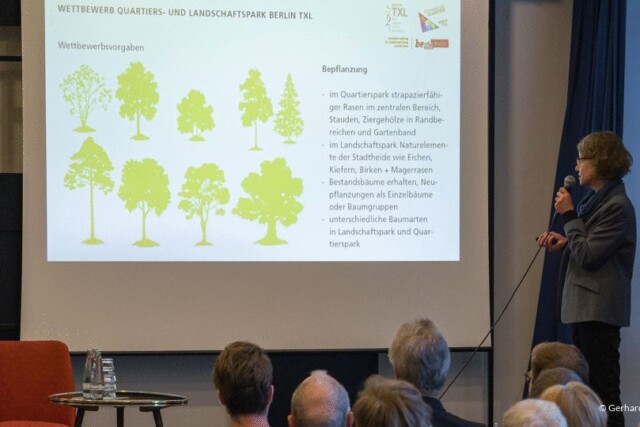 Frau präsentiert eine Präsentation
