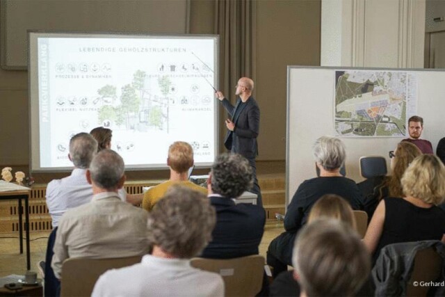 Mann präsentiert eine Präsentation