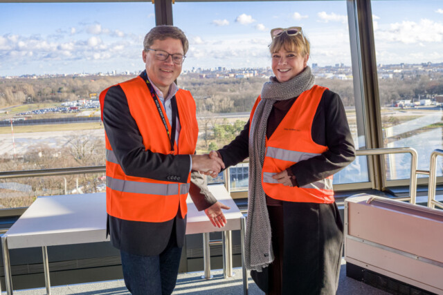 Gudrun Sack, Geschäftsführerin der Berlin TXL Management GmbH und Dr. Sören Trebst, Vorsitzender der Geschäftsführung von 1&1 Versatel freuen sich im Tower des ehemaligen Flughafens über den gemeinsamen Vertragsabschluss.