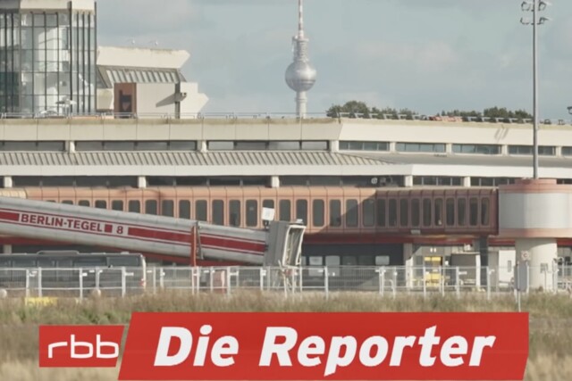 Flughafengebäude mit Schriftzug 